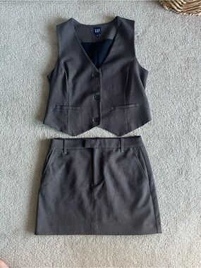 GAP Two-Piece Black Charcoal Mini Skirt Set with Vest